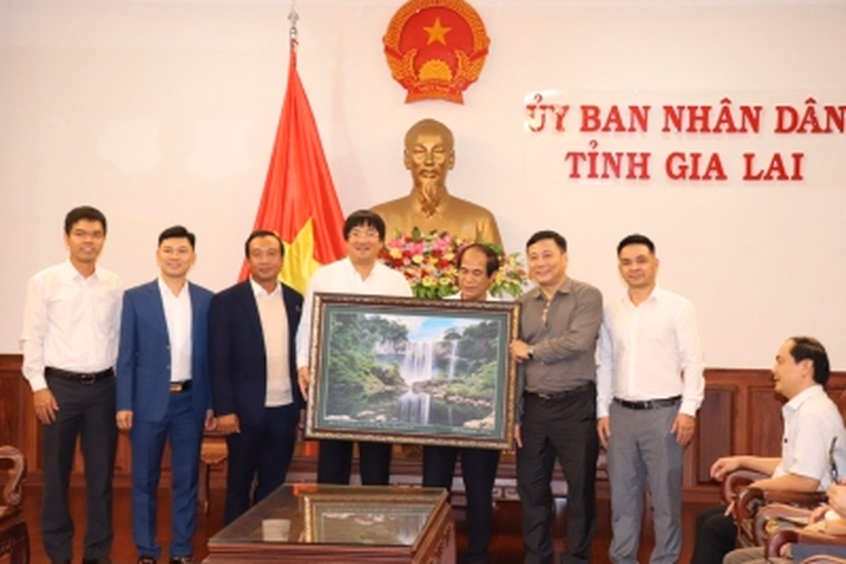 Chủ tịch UBND tỉnh Gia Lai tiếp và làm việc với đoàn đại biểu Câu lạc bộ Doanh nhân Sao Đỏ và Hội Doanh nhân trẻ Việt Nam.