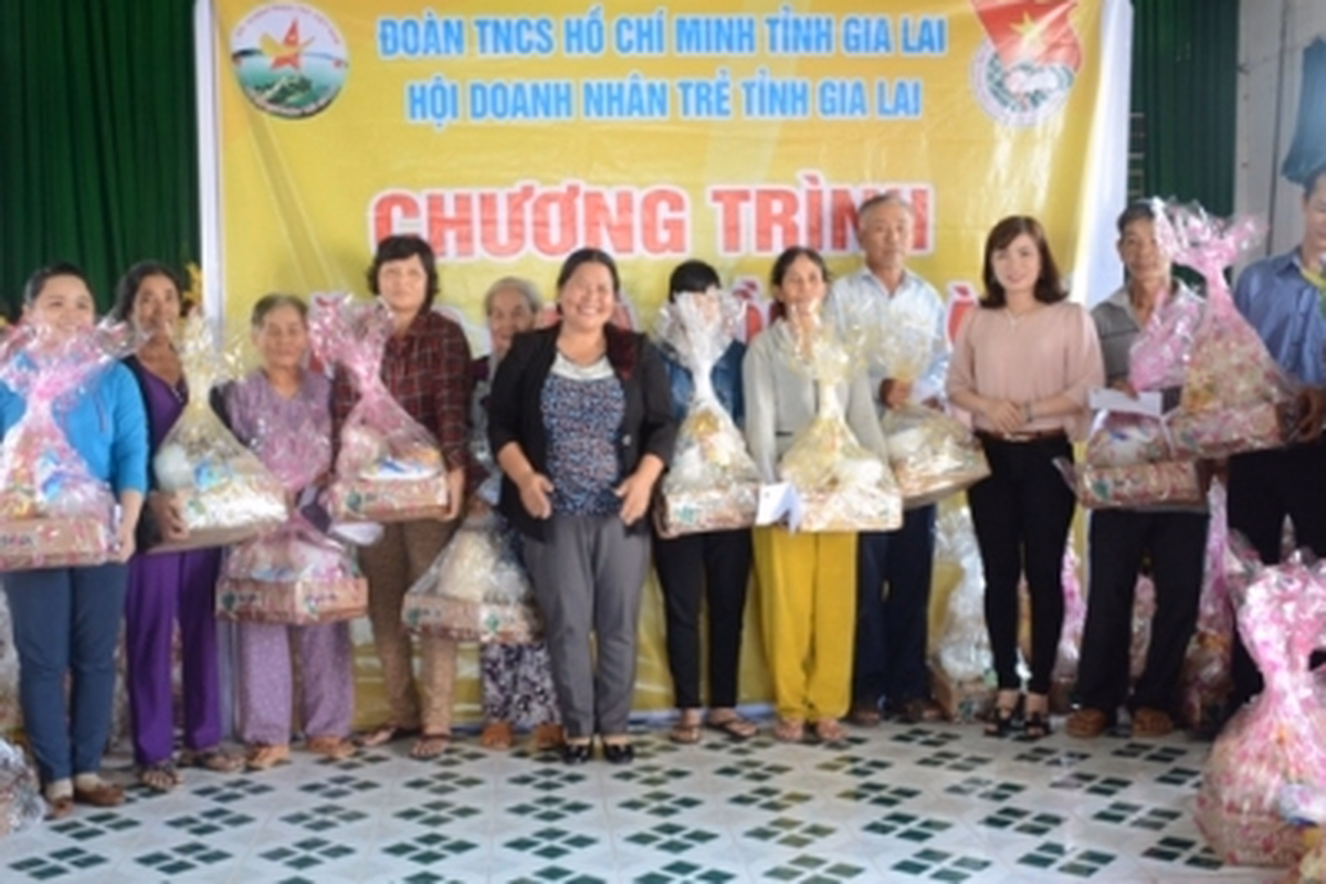 Hội Doanh nhân trẻ tỉnh Gia Lai quyên góp 100 triệu đồng ủng hộ bà con vùng lũ.